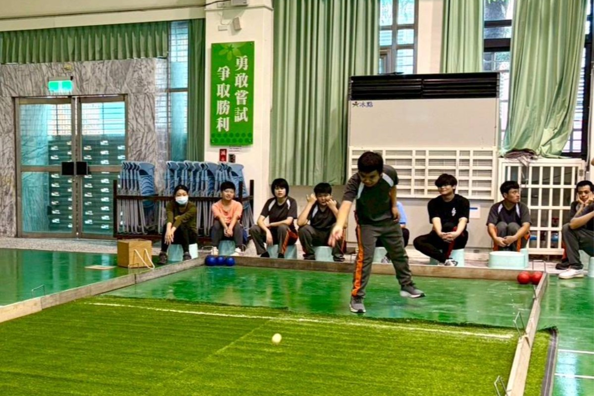 學生在校練習地板滾球